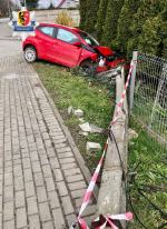 70-letni kierowca wjechał w słup i ogrodzenie. Trafił do szpitala
