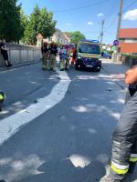 Kierowca wjechał w kościelny mur i zatrzymał się na środku ulicy