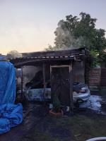 Pożar wiaty garażowej i samochodu osobowego