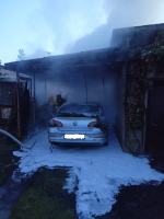 Pożar wiaty garażowej i samochodu osobowego