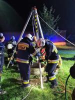 Mężczyzna wpadł do studni. Nocna akcja strażaków ze Strzelec Opolskich 