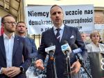 Janusz Kowalski manifestuje pod niemieckim konsulatem w Opolu