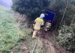 Ciężarówka jechała autostradą, wypadła z jezdni i wjechała do lasu