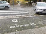 "Odłóż telefon i żyj". Hasło namalowano przy kilkudziesięciu skrzyżowaniach w Opolu