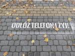 "Odłóż telefon i żyj". Hasło namalowano przy kilkudziesięciu skrzyżowaniach w Opolu
