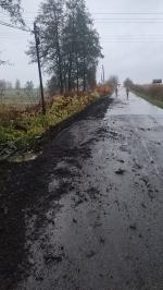 Samochód ciężarowy zerwał bariery mostu i zablokował drogę