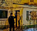 Policjanci sprawdzają miejsca przebywania osób bezdomnych