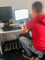 Tysiące kart sim do popełniania przestępstw. Zatrzymano trzy osoby