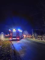 Wypadek na drodze powiatowej - pojazd wylądował na dachu