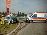 Zderzenie dwóch samochodów przy stacji paliw