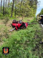 Wypadek na drodze wojewódzkiej numer 414: Kierowca unikał sarny i dachował