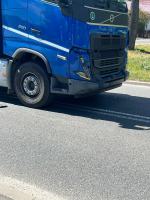 Zderzenie osobówki z ciężarówką na DW 454 w miejscowości Kup