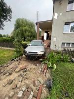 Młody kierowca zakończył jazdę w ogrodzie