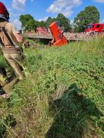 Akcja ratownicza w Starych Kolniach: kombajn wpadł do rzeki Stobrawa