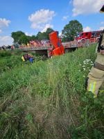 Akcja ratownicza w Starych Kolniach: kombajn wpadł do rzeki Stobrawa
