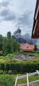 Pożar na terenie skupu złomu w Osowcu: Strażacy walczą z żywiołem