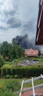 Pożar na terenie skupu złomu w Osowcu: Strażacy walczą z żywiołem