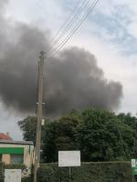 Pożar na terenie skupu złomu w Osowcu: Strażacy walczą z żywiołem