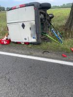 Zdarzenie drogowe na DK42: kierowca uderzył w drzewo