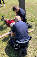 Porażony prądem 21-latek uratowany przez policjantów. Walka o życie zakończona sukcesem