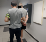 Para miłośników parkowania po pijaku: zaliczony słup i dwa samochody