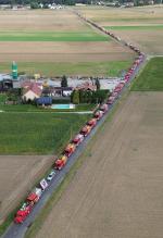 Dwukilometrowy sznur wozów strażackich na sygnale. Jechali dla Amelki