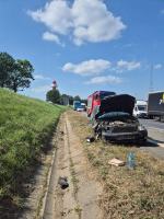 Kierowca zjechał z drogi i rozbił się na znaku drogowym