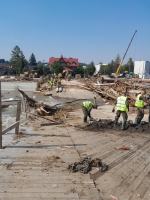 Głuchołazy: Trwają intensywne prace nad odbudową mostu tymczasowego nad Białą Głuchołaską