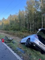 Groźna kolizja busa i osobówki na DW426 w Zawadzkiem