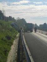 Auto stoczyło się ze skarpy na obwodnicę. W środku nie było kierowcy