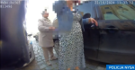Mundurowi pomogli uratować niemowlaka zatrzaśniętego w samochodzie (video)
