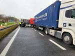 Wypadek trzech ciężarówek na autostradzie A4 - droga zablokowana