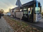 Zderzenie koparki z autobusem wiozącym dzieci do szkoły