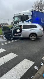 DW 401: samochód osobowy zderzył się z ciężarówką, jedna osoba w szpitalu