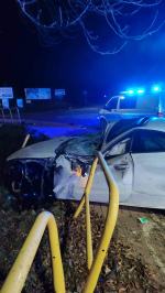 Pijany kierowca audi uderzył w drzewo -  pasażerka ranna