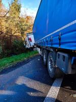 Powiat brzeski: Ciężarówka zderzyła się z osobówką. Jedna osoba trafiła do szpitala