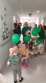 Dzieci z opolskiego USK obdarowane maskotkami z okazji Dnia Pluszowego Misia