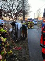 Dachowanie w miejscowości Kadłub. 72-latka zabrana do szpitala