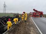 Ciężarówka z drobiem spadła ze skarpy na obwodnicy Kluczborka. Droga zablokowana