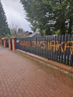 Jerzy Owsiak pokazał zniszczone ogrodzenie domu. "Strach. A jak podpalą?"