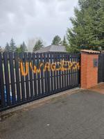 Jerzy Owsiak pokazał zniszczone ogrodzenie domu. "Strach. A jak podpalą?"