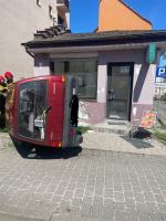 Uderzyła autem w budynek w centrum Namysłowa. Na szczęście nikt nie ucierpiał