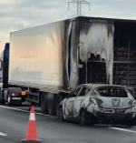 A4: Samochód osobowy uderzył w ciężarówkę i stanął w ogniu