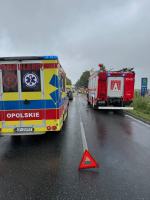 Zderzenie dwóch pojazdów na DW 451. Utrudnienia w ruchu