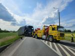 Groźny incydent na obwodnicy Kluczborka - ciężarówka wypadła z drogi