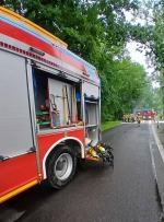 Pożar samochodu na ul. Parkowej w Prószkowie. Jedna osoba podróżowała autem