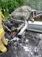 Pożar samochodu na ul. Parkowej w Prószkowie. Jedna osoba podróżowała autem