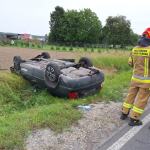 Dachowanie na DW 454. Dwie osoby trafiły do szpitala