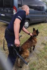 Sierżant Jakub Siepak z psem Atomem na podium w wojewódzkich zawodach kynologicznych