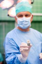 USK: Nowoczesny implant ślimakowy wszczepiony po raz pierwszy dorosłemu pacjentowi